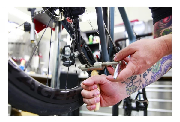 Dérive Chaîne LEZYNE CHAIN DRIVE LEZYNE CLASSIC 8/9/10/11/ 12 Vitesses BOIS Nickel 2 Dérive Chaîne LEZYNE CHAIN DRIVE LEZYNE CLASSIC 8/9/10/11/ 12 Vitesses BOIS Nickel – Image 2